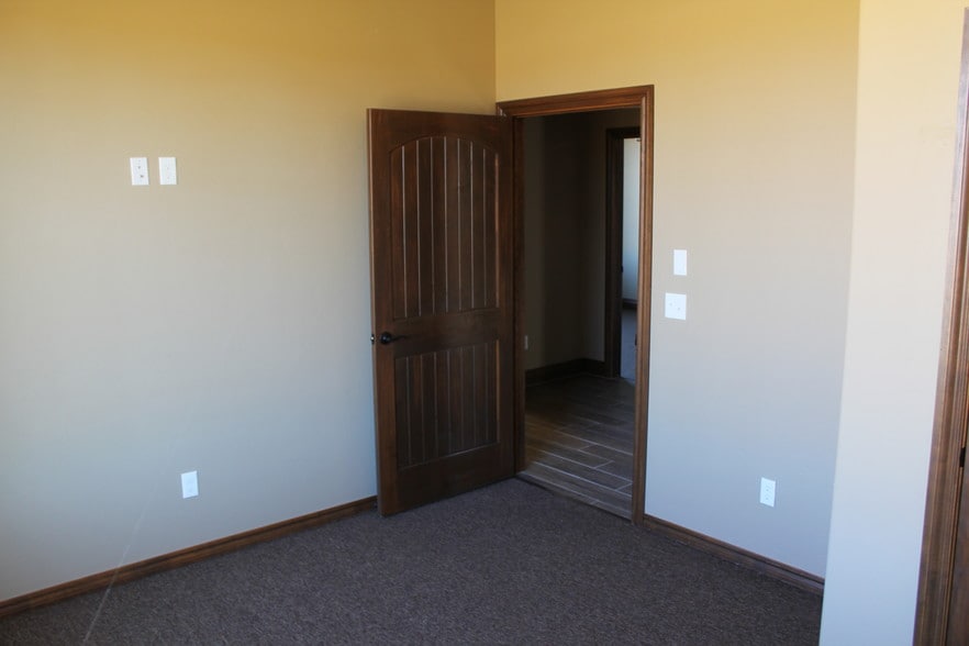 More Photos Of 17236 N May Ave, Edmond Office For Sale