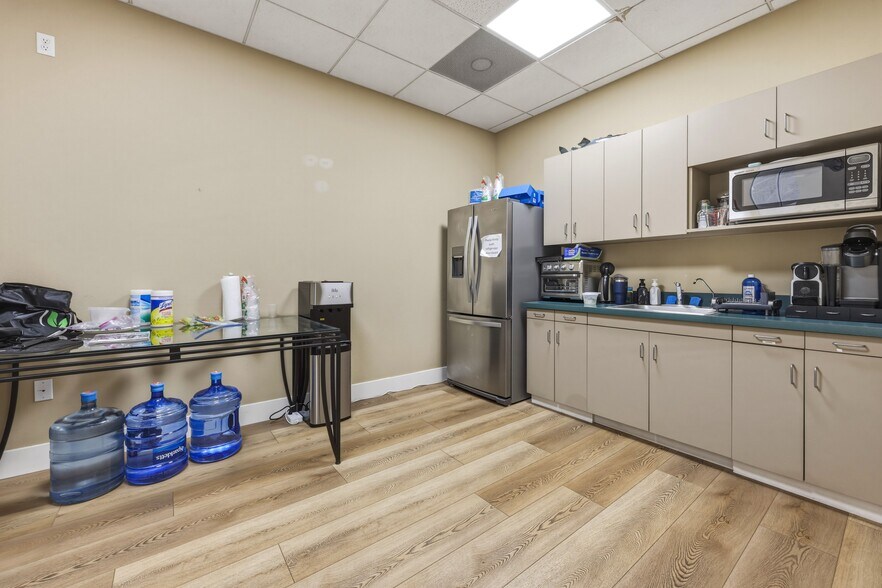 More Photos Of 1075 Rosecrans St, San Diego Bank For Sale