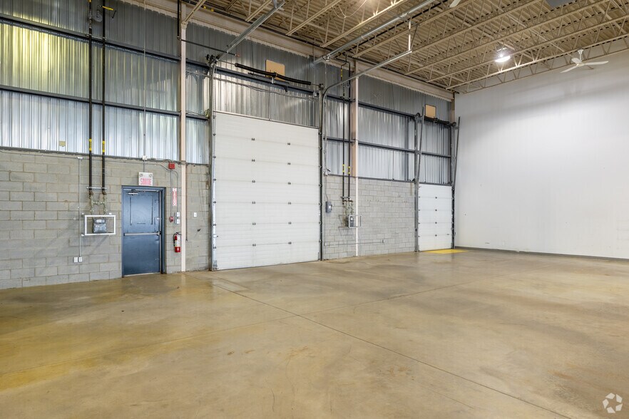 More Photos Of 4451-4479 Aut Laval Ouest (A-440), Laval Showroom For Lease