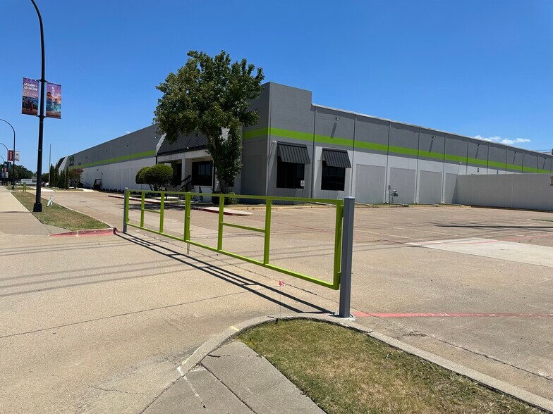 More Photos Of 2200-2202 E Randol Mill Rd, Arlington Warehouse For Lease