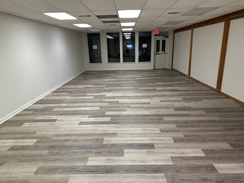 More Photos Of 115 Village Pl, Fairfield Bay Storefront For Lease