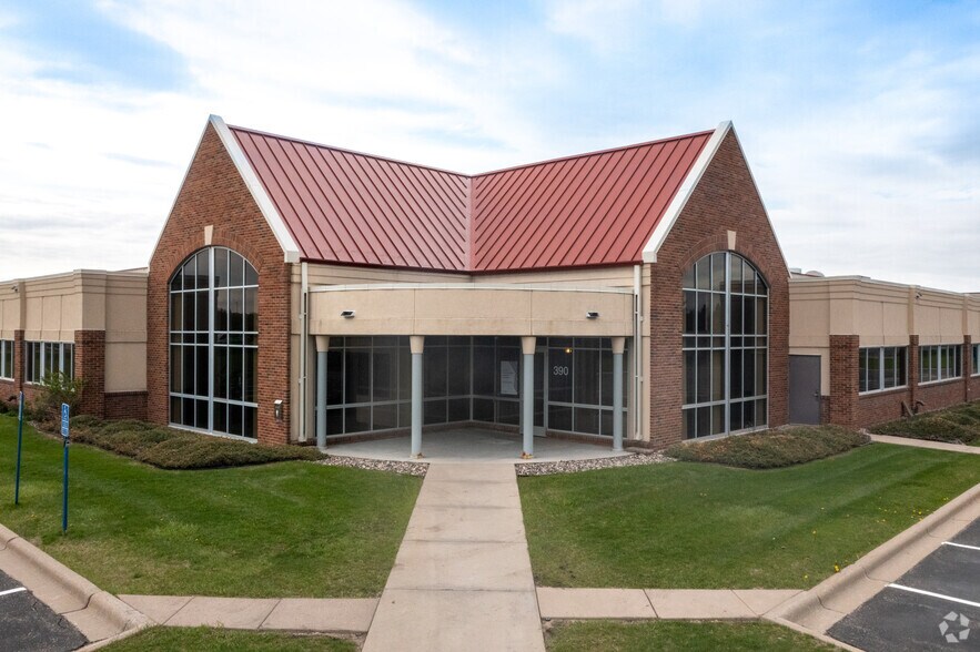 More Photos Of 390 Commerce Dr, Woodbury Warehouse For Lease