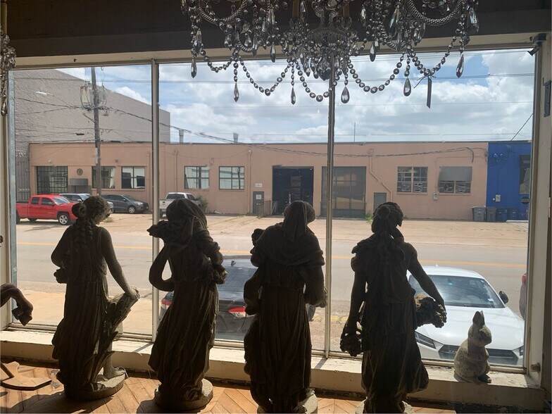 More Photos Of 1308 Dragon St, Dallas Showroom For Lease