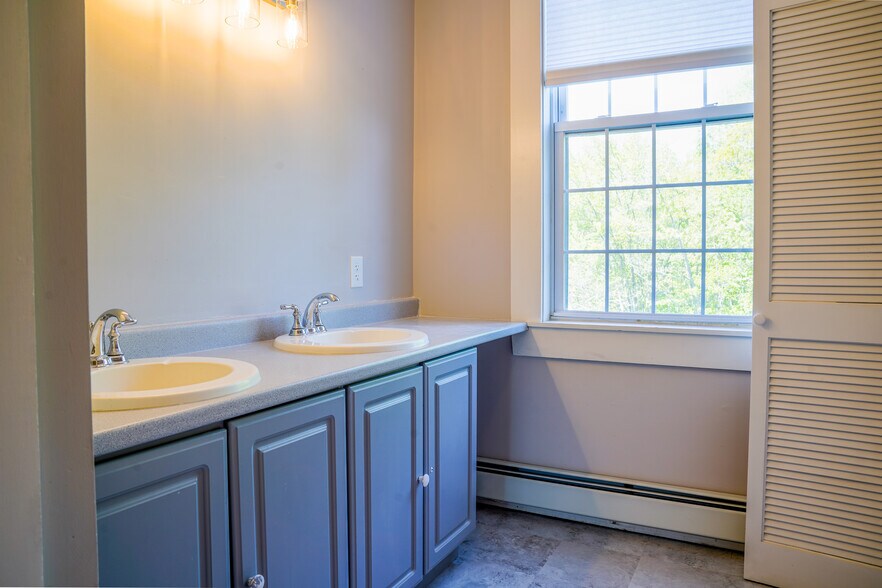 More Photos Of 123 Union Sq, Milford Restaurant For Sale