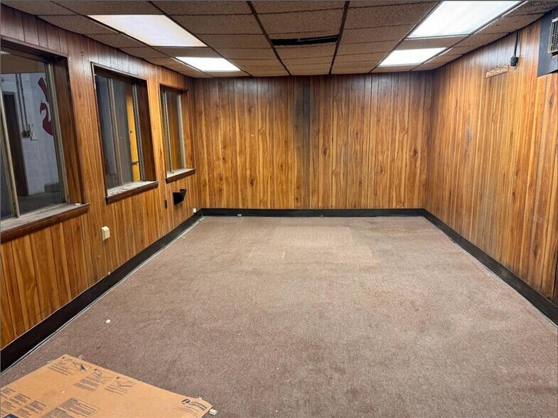 More Photos Of 19 Silver St, Rochester Distribution For Sale