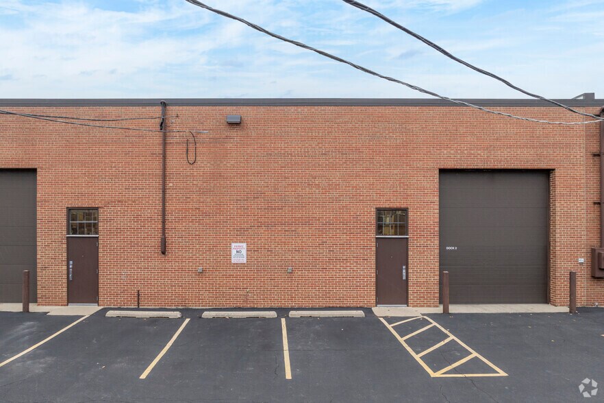 More Photos Of 3501 Woodhead Dr, Northbrook Warehouse For Lease