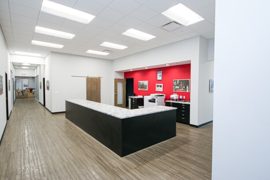 More Photos Of 7707 National Tpke, Louisville Light Distribution For Lease