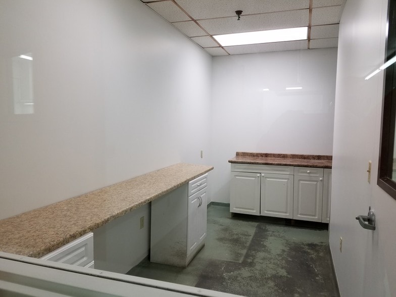 More Photos Of 400 Chapel Rd, South Windsor Light Manufacturing For Sale