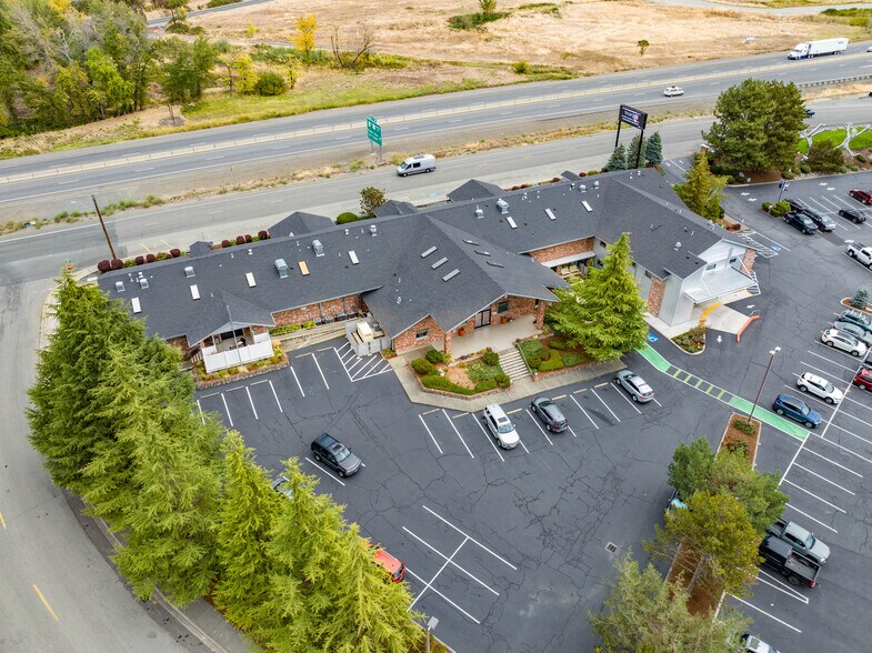 More Photos Of 2166 NW Vine St, Grants Pass Medical For Sale