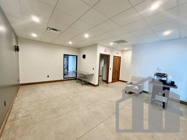 More Photos Of 10555 Grand River Ave, Brighton Specialty For Lease