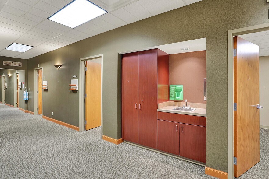 More Photos Of 711 W Gardner Dr, Marion Medical For Sale