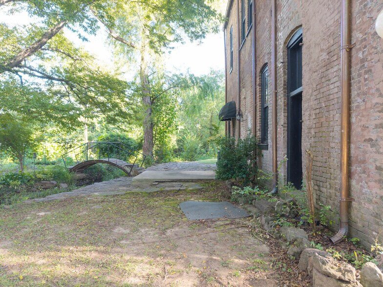 More Photos Of 411 E Front Ave, Chester Hotel For Sale