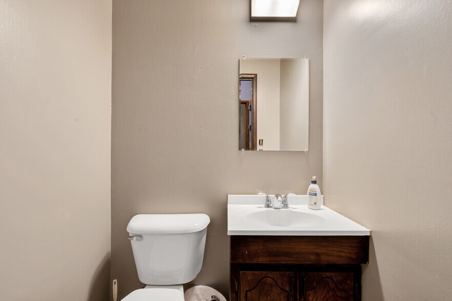 More Photos Of 308-310 S Main St, Lindsay Office For Sale