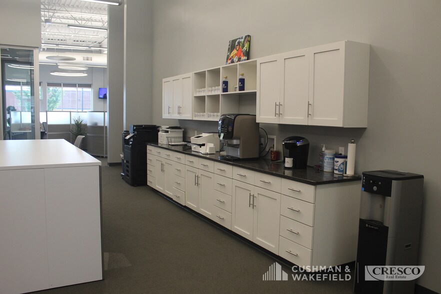 More Photos Of 33095 Bainbridge Rd, Solon Flex For Sale