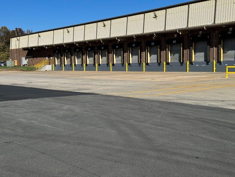 More Photos Of 7110 E Washington St, Mebane Distribution For Lease