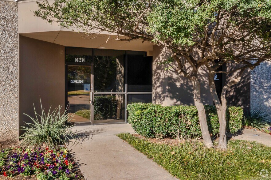 More Photos Of 9841-9879 Chartwell Dr, Dallas Distribution For Lease