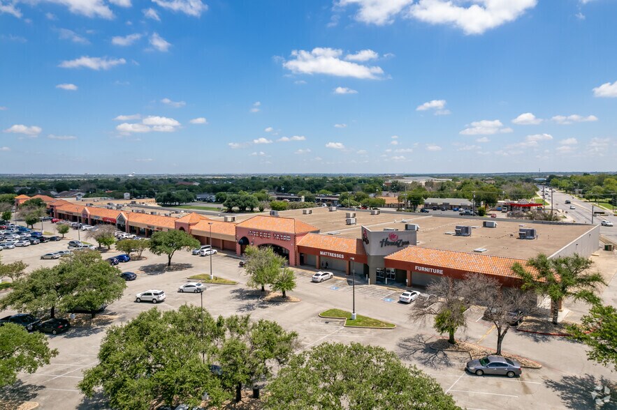 More Photos Of 1401-1601 S IH-35, Round Rock Unknown For Lease