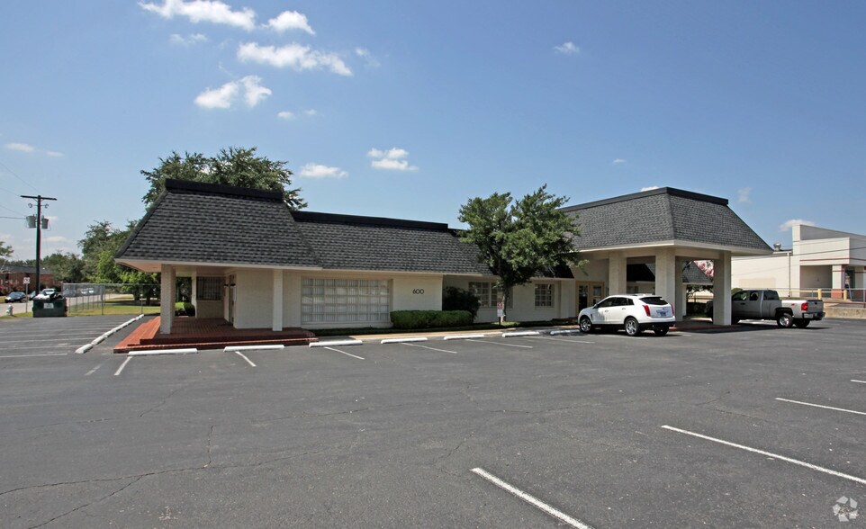 Primary Photo Of 600 W Park Row Dr, Arlington Medical For Lease