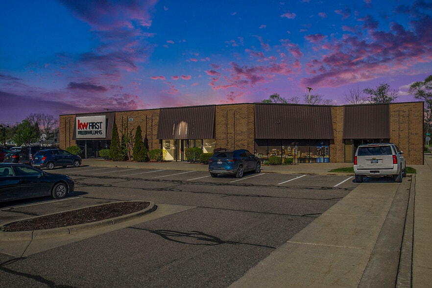 More Photos Of 102-132 N Leroy St, Fenton Unknown For Lease