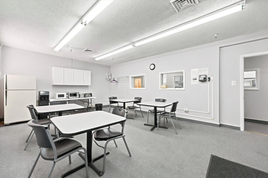 More Photos Of 806 Beaver St, Bristol Office For Sale