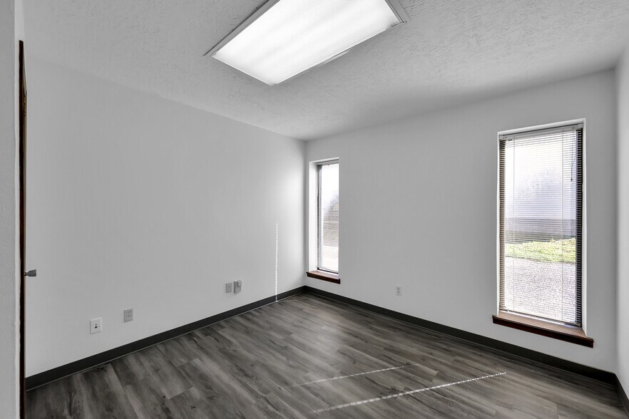 More Photos Of 903 Hillcrest Dr, Conroe Office For Sale