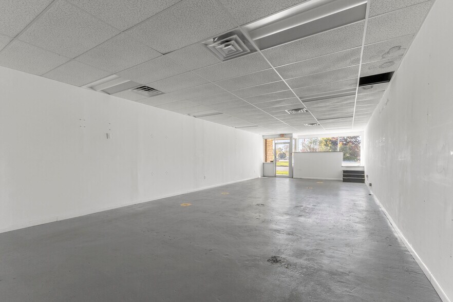More Photos Of 25420 Grand River ave, Redford Twp Service Station For Lease