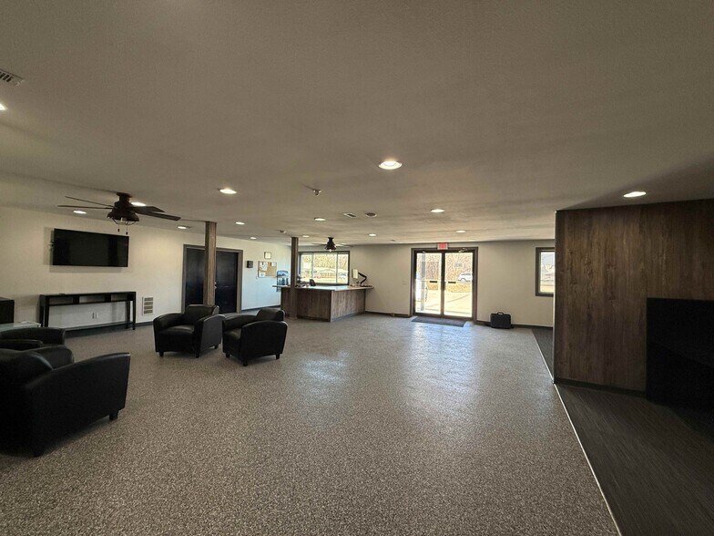 More Photos Of 209 Franklin St, Center Point Service Station For Sale