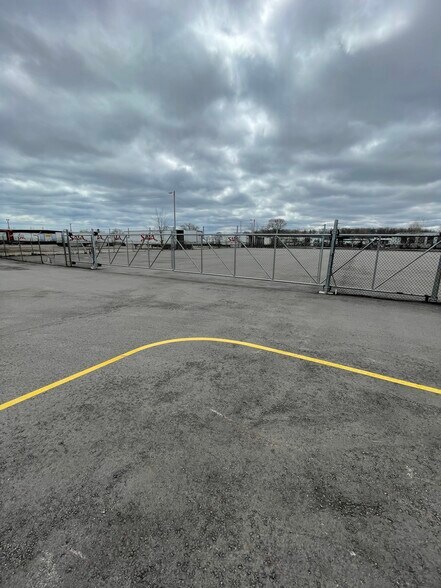 More Photos Of 819 W Carpenter Ave, Milwaukee Truck Terminal For Lease