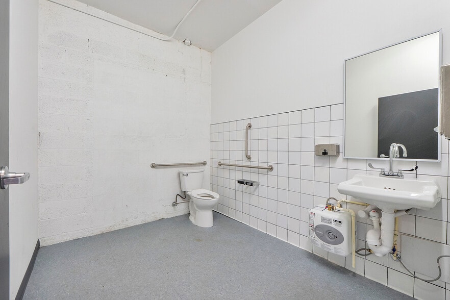 More Photos Of 553 17th St, West Palm Beach Warehouse For Lease