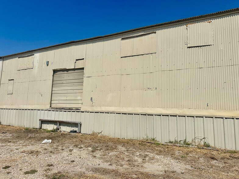 More Photos Of 200-232 W New Braunfels St, Seguin Warehouse For Lease