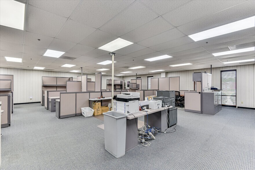 More Photos Of 1089 Augusta Rd, Warrenville Office For Lease