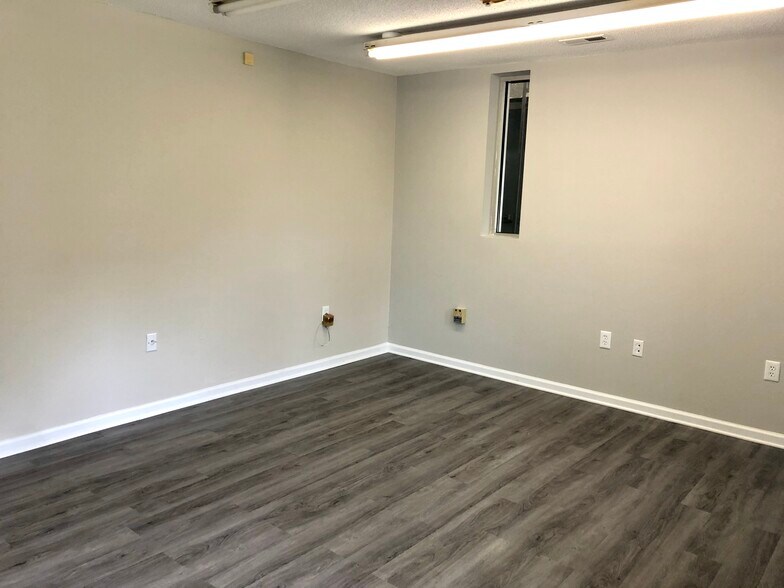 More Photos Of 1222 Hardin Rd, Dallas Manufacturing For Lease