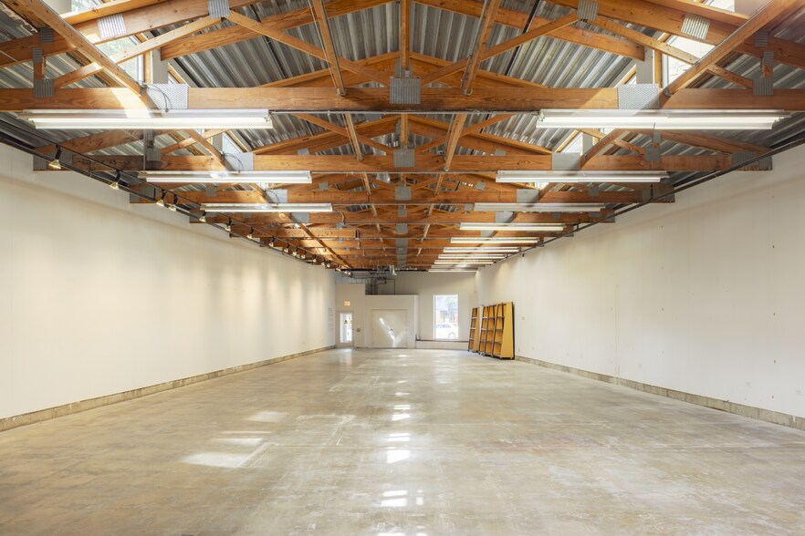 More Photos Of 430 W Ohio St, Chicago Showroom For Sale