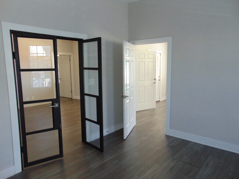 More Photos Of 151 E Mercer St, Dripping Springs Office For Lease