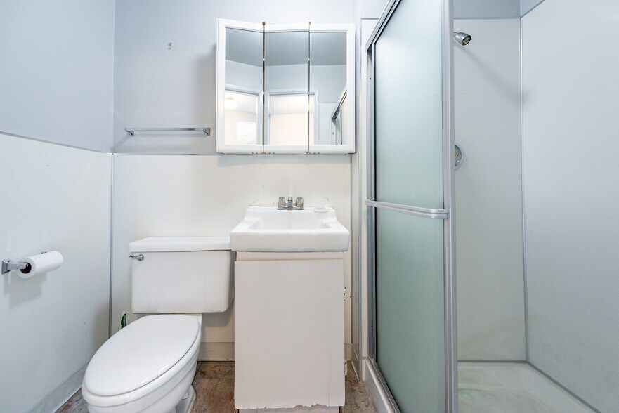 More Photos Of 711 W 17th St, Costa Mesa Flex For Lease