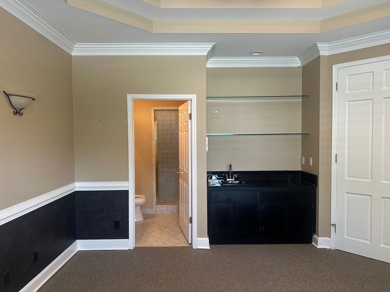 More Photos Of 9600 Sunbeam Center Dr, Jacksonville Office For Sale