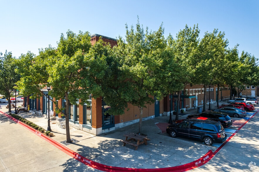 More Photos Of 300-900 Parker Sq, Flower Mound Unknown For Lease