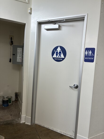 More Photos Of 5158 Hollywood Blvd, Los Angeles Storefront For Lease