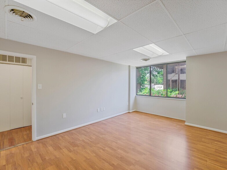 More Photos Of 311 Maple Ave W, Vienna Medical For Lease