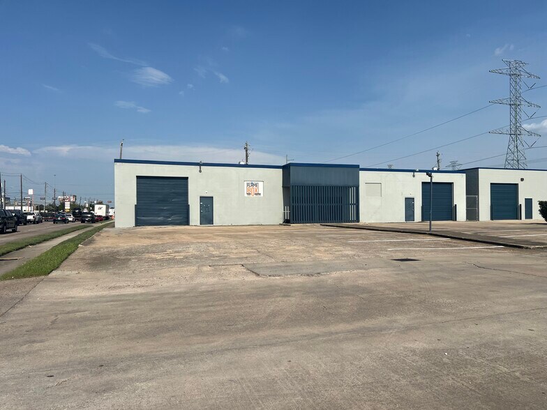 More Photos Of 5849-5891 W 34th St, Houston Unknown For Lease