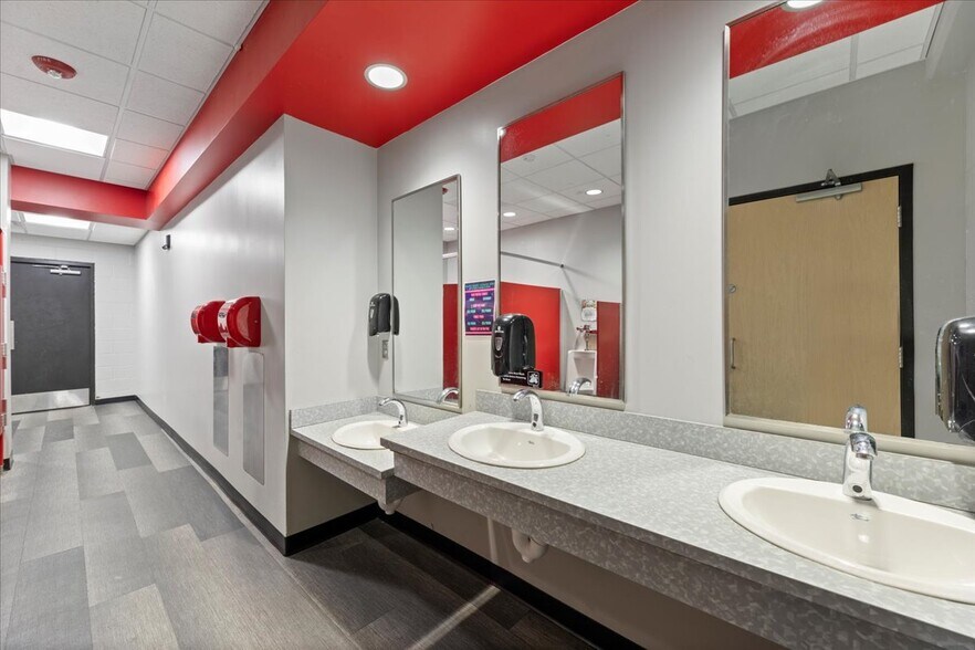 More Photos Of 7 S 4th St, Council Bluffs Health Club For Lease