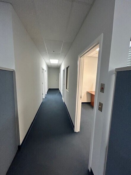 More Photos Of 7 Perimeter Rd, Manchester Light Manufacturing For Lease