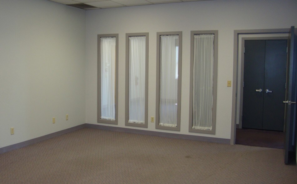 More Photos Of 100 Jefferson Blvd, Warwick Office For Lease