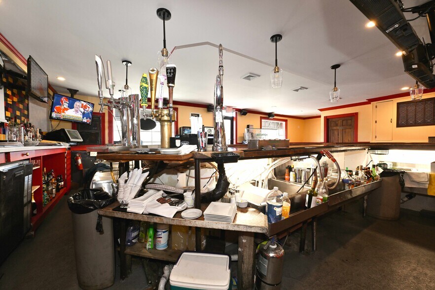 More Photos Of 22 Pine Hollow Rd, Oyster Bay Restaurant For Sale