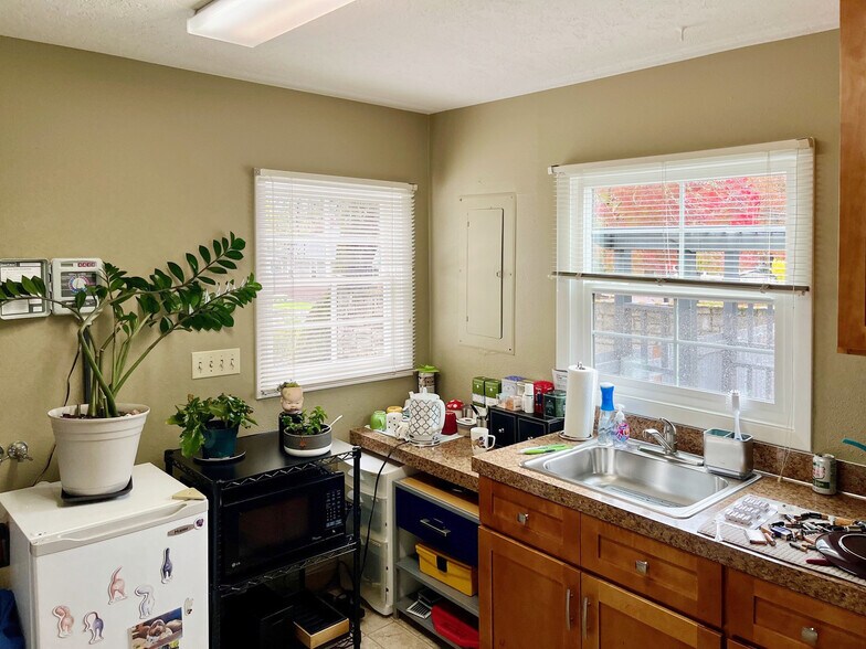 More Photos Of 358 Superior St SE, Salem Office For Sale