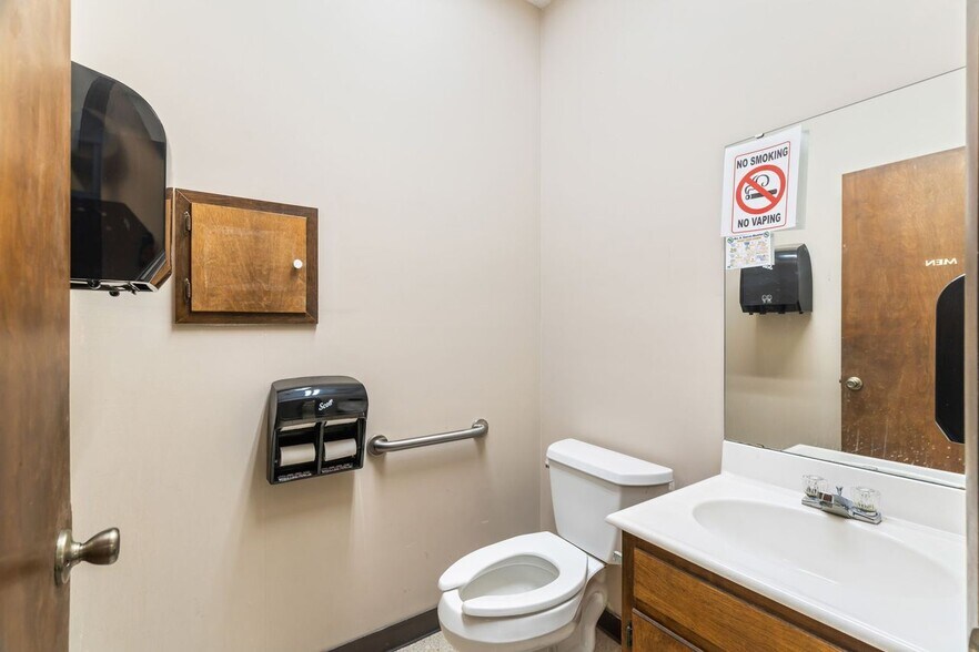 More Photos Of 901 Grove St, Loudon Medical For Sale