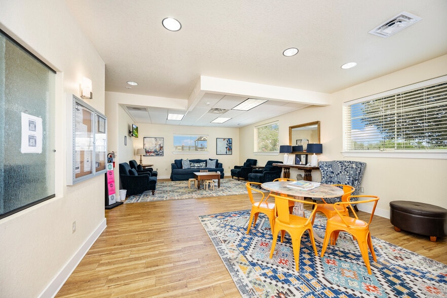 More Photos Of 140 Paloma Dr, Floresville Office For Sale