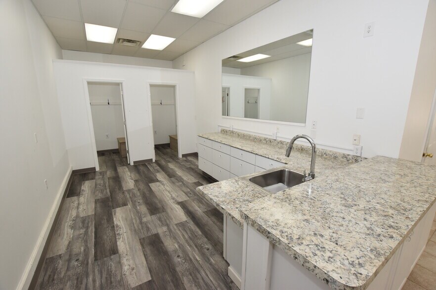More Photos Of 5480-5488 Richfield Rd, Flint Unknown For Lease