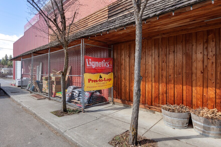 More Photos Of 6210 W Maine St, Spirit Lake Freestanding For Lease