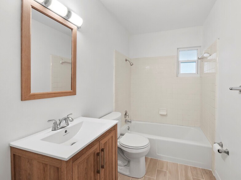 More Photos Of 3825 Sarasota Golf Club Blvd, Sarasota Veterinarian Kennel For Sale